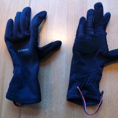 Zwarte handschoenen Forclaz met roodzwarte bandjes, jak bylo nahlášeno na iLost