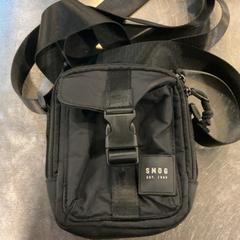 Saco Black, como reportado por MEININGER Hotel Munich Olympiapark utilizando o iLost