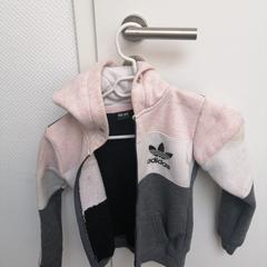 Kabátok Rosa-Weiß-Grau von ADIDAS, amint azt Wilmering Vechta az iLost segítségével jelentette.