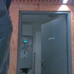 بنطلون grey, jeans، كما تم الإبلاغ عنه بواسطة MEININGER Hotel Innsbruck Zentrum عبر iLost