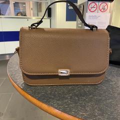 Tasje met portemonnee en sleutels, segons s'ha informat a iLost