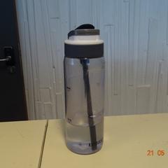 ウォーターボトル zwart doorzichtig がiLostで Gemeente Leopoldsburg によって報告されました