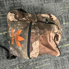 Hátizsák Adidas, camouflage, amint azt Connexxion Noord Holland Noord Alkmaar az iLost segítségével jelentette.