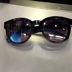 İLost kullanarak Qbuzz GD Groningen HS tarafından bildirildiği gibi Güneş gözlüğü Zwart