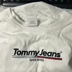 Tshirt wit tommy jeans shirt, as reported by Haven Hotel Rotterdam using iLost