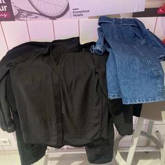 حزمة من الملابس، كما تم الإبلاغ عنه بواسطة Conscious Hotel Vondelpark عبر iLost