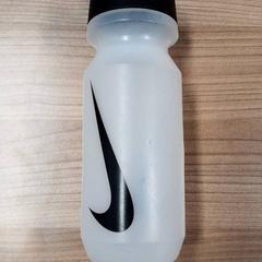 飲用ボトル Melkwit がiLostで Transdev Hoeksche Waard Goeree Overflakkee によって報告されました