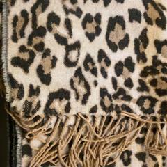 Šátek, jak nahlášeno MEININGER Hotel Leipzig Hauptbahnhof pomocí iLost