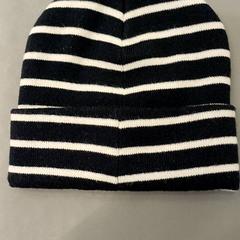 Bonnet rayé, zoals gemeld door IKEA Nantes met iLost