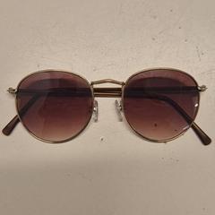 Sunglasses Goud/bruin, as reported by Avonturenpark Hellendoorn using iLost