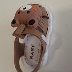 Zapato para niños Bruin met beer motief op kinderschoen, ha sido reportado por Centraal magazijn con iLost