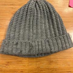 Čepice, jak nahlášeno Amsterdam ID Aparthotel pomocí iLost