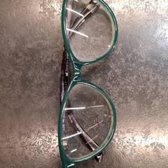 Olvasószemüveg, amint azt Rotterdam The Hague Airport az iLost segítségével jelentette.