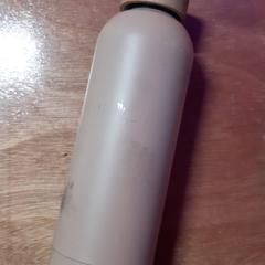 Botella de agua beige?, ha sido reportado por Into The Great Wide Open con iLost