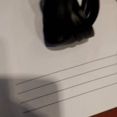 Bracelet Zwart leder gevlochten., a été signalé par TivoliVredenburg utilisant iLost