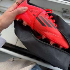 Fotbollsskor FSO, rood, rapporterat av Oostenrijk Group med iLost