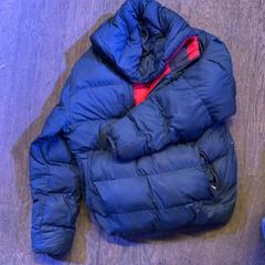 Jas blauw, segons ha informat De Heeren van Aemstel mitjançant iLost