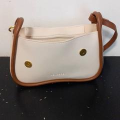 حقائب حمل وحقائب اليد، كما تم الإبلاغ عنه بواسطة Qbuzz servicepunt  Emmen عبر iLost