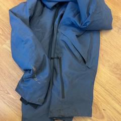 Veste, a été signalé par 909 Festival utilisant iLost