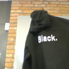 Trui black hoddie, zoals gemeld door MEININGER Hotel Hamburg City Center met iLost