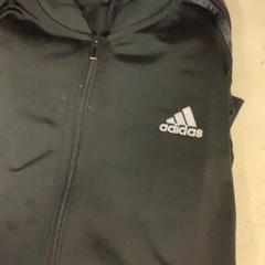 Mellény Zwart Adidas vest, amint azt Artis az iLost segítségével jelentette.