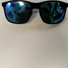 Solbriller Blauwe glazen, som rapportert av Bobbejaanland ved bruk av iLost