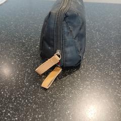 Zwarte make up etui met 2 beige ritssluitinglussen, jak bylo nahlášeno na iLost