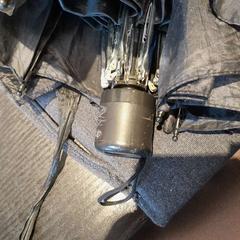 Parapluie pliant noir, a été signalé par TCL utilisant iLost