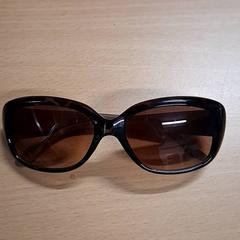 Gafas de sol, ha sido reportado por Grand Hotel Amrâth Amsterdam con iLost