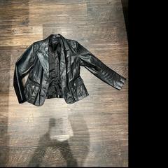 Kleidung & Lederjacke zwart, gemeldet von Van der Valk Hotel Veenendaal über iLost