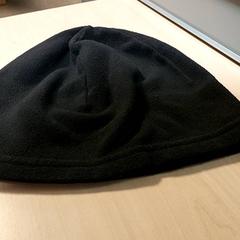衣類 - Muts zwart がiLostで Centraal magazijn によって報告されました