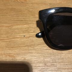 Des lunettes de soleil, a été signalé par Designer Outlet Roermond utilisant iLost
