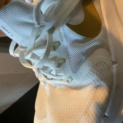 靴 White がiLostで MEININGER Hotel Heidelberg Hauptbahnhof によって報告されました