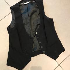 Veston noir marque Yessica, as reported by MEININGER Hotel Lyon Centre Berthelot using iLost