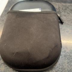 Tasje voor koptelefoon, zgłoszono przez Rotterdam The Hague Airport przy użyciu iLost