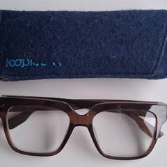 Glasögon Bruin, met stoffen koker, rapporterat av TheaterHangaar med iLost