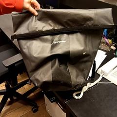 Kerékpár táska Zwart B'twin, amint azt Universiteit Gent - Faculteitsbibliotheek LW az iLost segítségével jelentette.