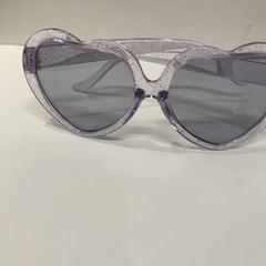 Des lunettes de soleil, a été signalé par IKEA横浜 utilisant iLost