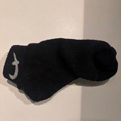 Mitjó BLACK, segons ha informat Room Mate Bruno mitjançant iLost