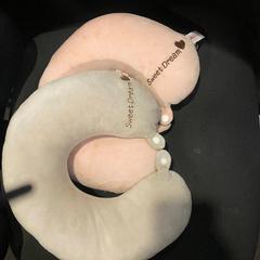 İLost kullanarak Leonardo Hotel Amsterdam Rembrandtpark tarafından bildirildiği gibi Grey and pink travel pillows