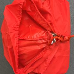 Vybavení do deště Rot, jak nahlášeno Schönbrunn "Group Center" pomocí iLost