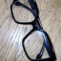 Brille, gemeldet von Qbuzz DMG über iLost