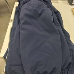 Blusão de criança cor azul, segundo informou IKEA Braga usando iLost