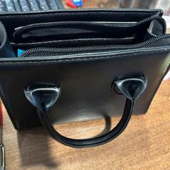 Borsetta Black leather like handbag, come riportato da Leonardo Hotel Amsterdam Rembrandtpark utilizzando iLost