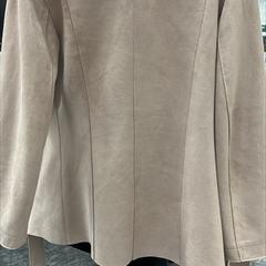 Casaco beige/sand, como reportado por Vrije Universiteit Brussel (VUB) utilizando o iLost