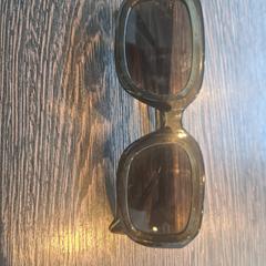 Óculos de sol Donkergroen, como reportado por WestCord Hotel Eindhoven utilizando o iLost