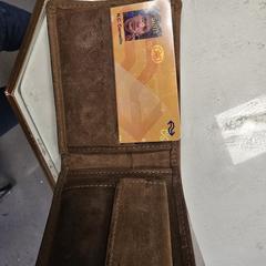 Bruine portemonnee, amint azt az iLostnak jelentették.