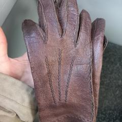 bruine handschoenen، كما تم الإبلاغ عنه عبر iLost