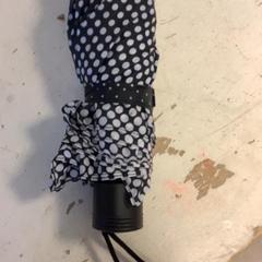 Regenschirm Zwart met witte stippen, gemeldet von Artis über iLost