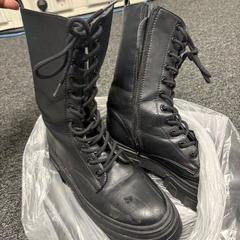 Schoen zwart leer & Laars, zoals gemeld door DoubleTree by Hilton Rotterdam Centre met iLost